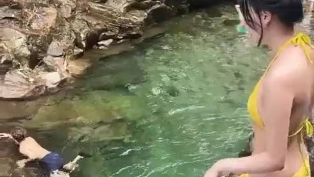 大哥：哈哈哈哈，我擦，爆装备啦
