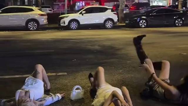 白衣服甚至海抠了抠