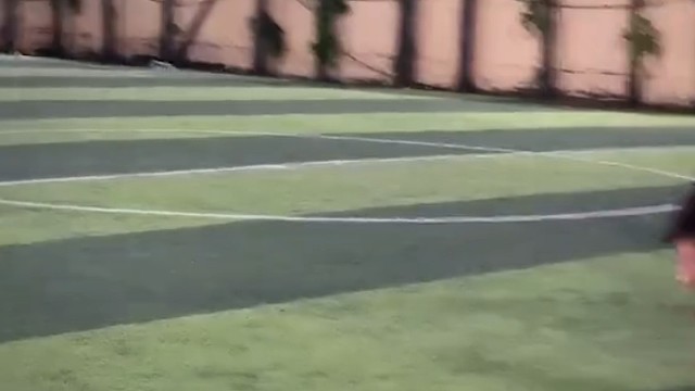 我见过没手还坚持钓鱼的人，却从没见过没有脚还能将足球踢这丝滑