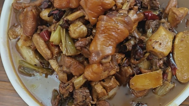 在亳州吃的大锅鸡，还挺好吃的，才68