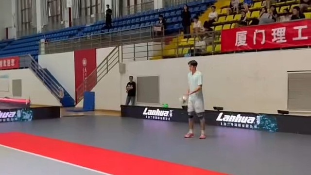立于发球区等候，球场迎来短暂寂静#排球