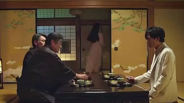 男人来领导家应酬竟和他妻子走进树林