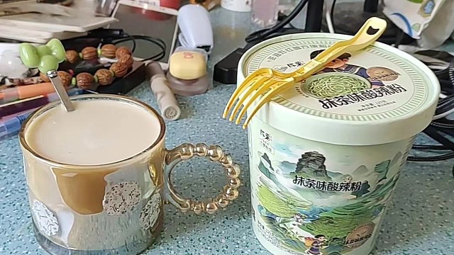 抹茶味酸辣粉 配拿铁