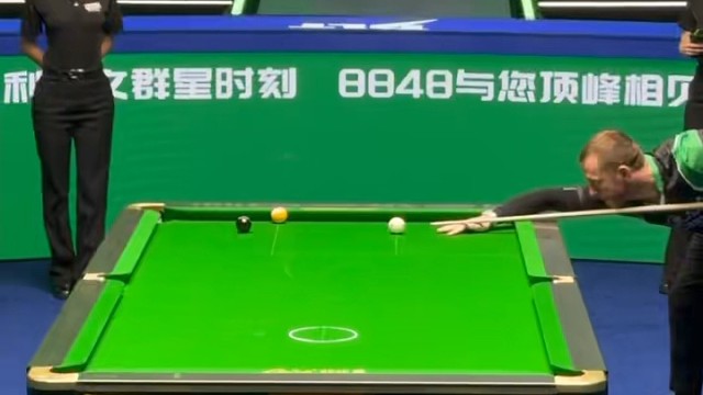 俯身出杆，台球台的绿瞬间焊住了我的眼