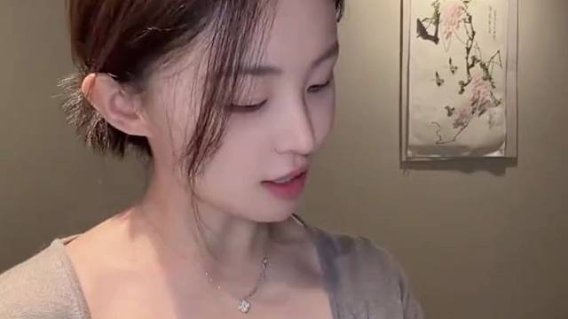 当年的白月光就是白月光，多年后本人来了也不行。