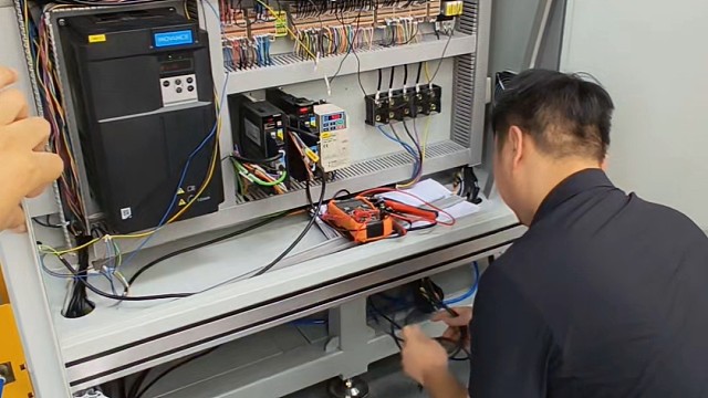 自动化设备能不能稳定长久，跑起来线路排布是基础。电工师傅认真对接每一根线路，不放过任何一处细节
