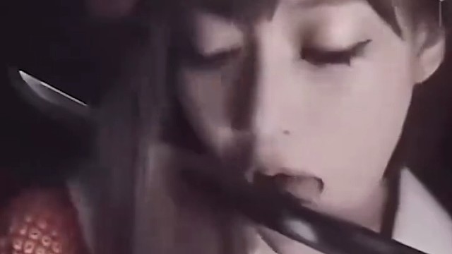 美女的舌头真灵活
