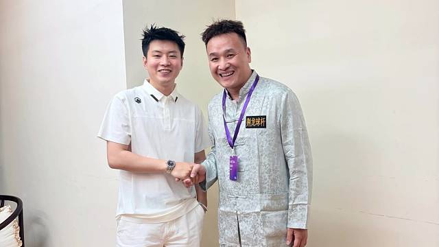和赵心童亲切交流