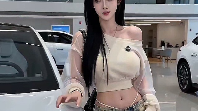 这身材谁顶得住呀，车店里惊讶瞬间