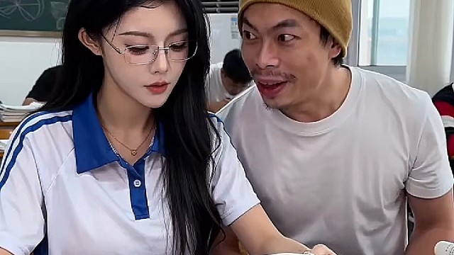同桌凑头看过来，这课间惊讶瞬间
