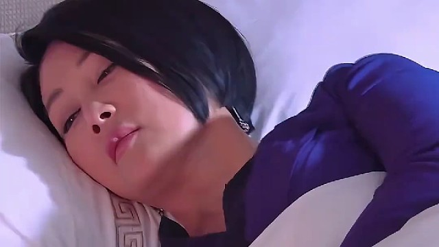 女婿给丈母娘照顾到床上去了
