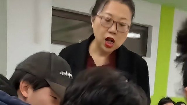 课堂上的大型尴尬现场，关机都关不掉这声音，网友：看的出来老师在努力克制了