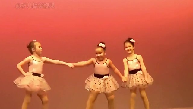 萌娃舞台表演爆笑瞬间，哭着跳舞太可爱了！ #人类幼崽 #萌娃跳舞 #小可爱 #幼儿园里欢乐多 #看一