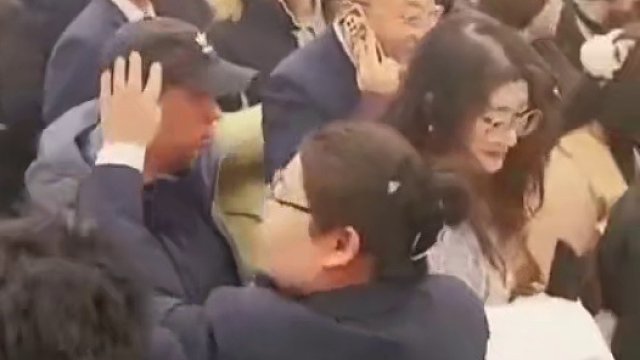 华为门店被挤爆?销售回应:看问界M9的人一直没有断过，周末可能人会更多。