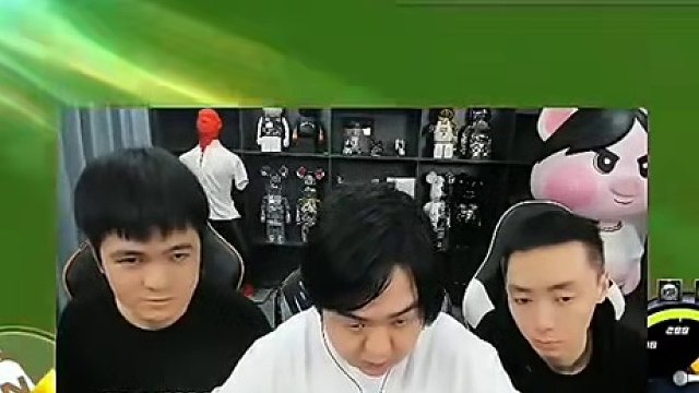 今天的吾尔进来了房间 陈伯表演月牙湾刀片超车#陈伯全能王 #游戏 #qq飞车