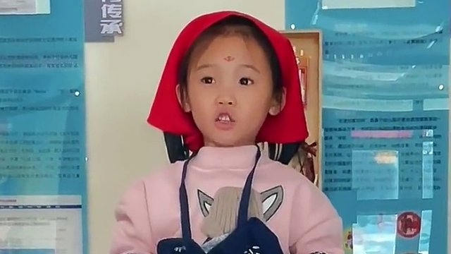 幼儿园萌娃介绍巴里坤土席，带大家感受一次当地文化，网友：300个月大宝宝可以吃席吗。（编辑：翟佳惠）