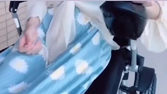 很多运动神经元“渐冻症”患者对此症存在恐惧感，得病后四处求医问药，甚至一次吃多种神经激素药物，一些患