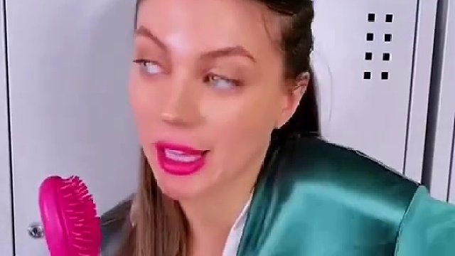 把美食做成梳子形状，保安硬是没检查出来！#看一遍笑一遍 #搞笑视频 #搞笑配音