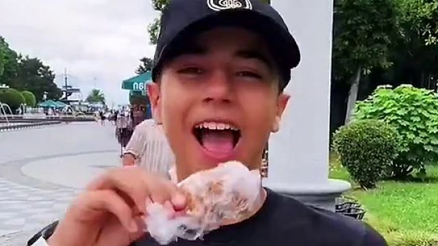 吃鸡腿被人无辜泼水，小伙一招机智化解！#老外真会玩 #意想不到的结局 #老外迷惑行为 #沙雕日常 #