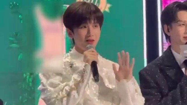 成毅新年送祝福看谁还不接着~