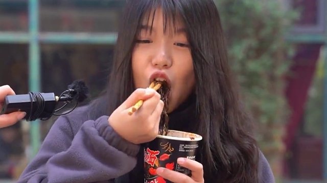 史上最强选手，鼻涕拌面了还要吃 #速食美食 #鬼椒面 #吃辣挑战