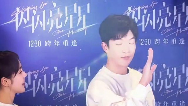 #张佳宁屈楚萧同框氛围感 这一幕像极了订婚宴欢送客人的一对新人…#张佳宁 #屈楚萧 #一闪一闪亮星星