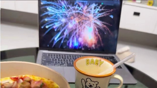 破解拍照剪刀手的方法来了#拍照姿势 #女生吃饭拍照 #跨年 #大学生 #氛围感