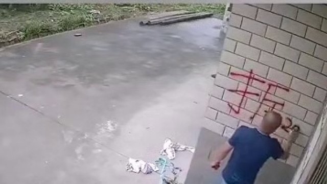 脖子上的大金链子很吸晴