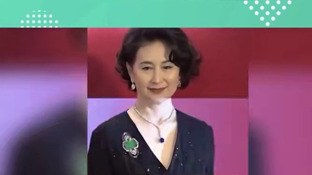 61岁何超琼外出应酬画面曝光，起身敬酒态度谦和，不愧是赌王女儿