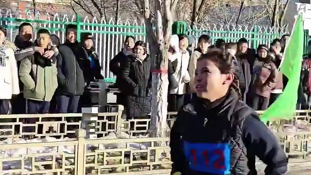 冬季长跑赛各组冠军到达终点师生家长热情迎接(编辑:努尔波拉提)