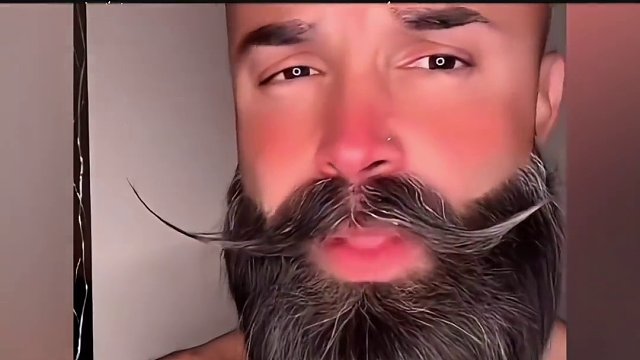 不开玩笑，他的胡子比我头发都多！