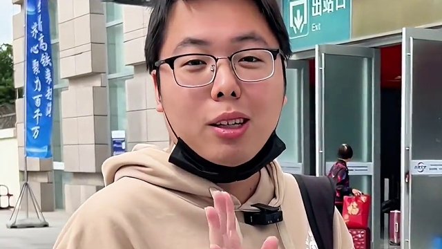 挑战在高铁站随机抓陌生人请他吃汕尾传统美食！今天是牛腩！#天儿冷吃点啥 美食推荐官 趣胃