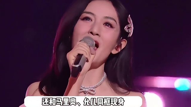 谢娜跨年晚会真唱情绪失控，大喊3个女儿名字，现场泪崩被骂戏精