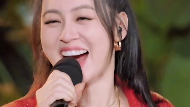 #唐艺在央视跨年晚会上好飒  我们的唐宝在央视跨年晚会舞台上闪闪发光，一整个飒住了！#央视跨年晚会 