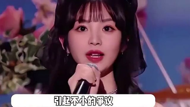 田曦薇假唱没经验，中途笑场口型都对不上，网友：208赚钱真容易