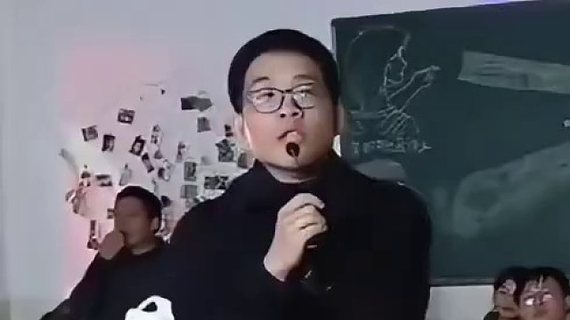 元旦联欢老师献唱《坏女孩》，开口酷似原唱技惊四座 #记录校园生活 #元旦晚会 #校园神级翻唱