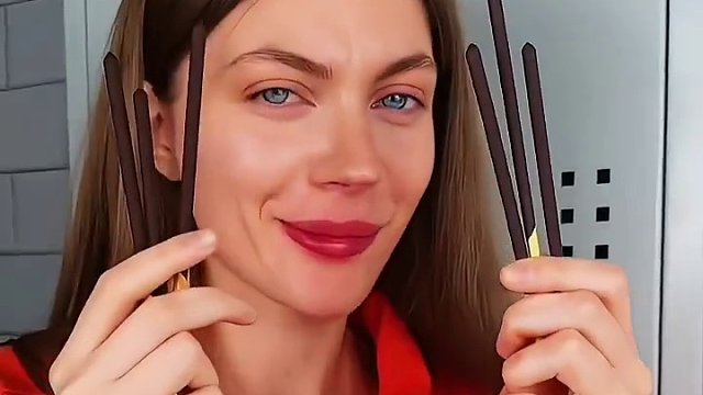 美女把巧克力改了形状，保安看见也不认识了！#搞笑视频 #搞笑配音 #搞笑