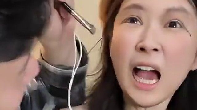 《全自动化妆》#理疗仪挑战 #情侣日常 #搞笑