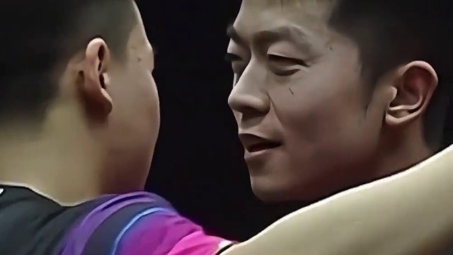 袁励岑向鹏3比0战胜林高远林诗栋夺得男双冠军，他们用拥抱的方式庆祝这个来之不易的冠军！