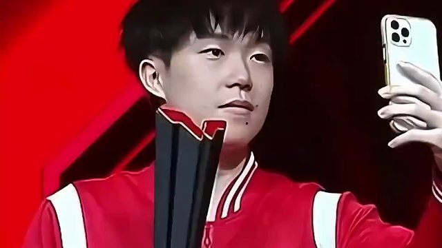 夺冠后的王楚钦热情和外国大叔合影，今晚你就是最靓的仔！#王楚钦