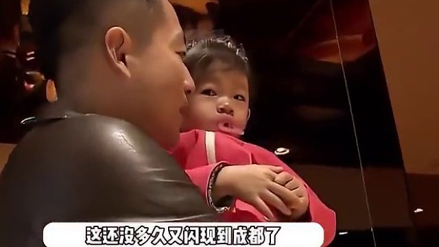 汪小菲带新女友去成都，女友大冬天光腿超拼，偶遇者评其是网红脸 #汪小菲 #明星八卦