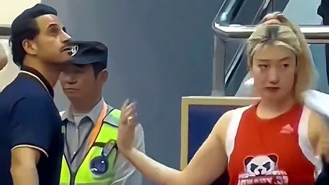 李梦现场脱训练服太霸气了，不愧是女篮一姐，每个动作都是那么霸气