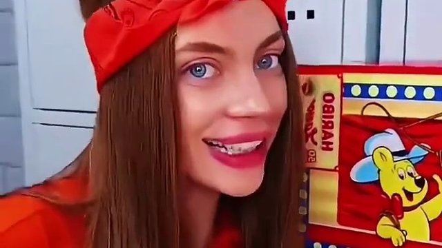 美女犯人悄悄取走美食，这胆量实在太牛了！#看一遍笑一遍 #万万没想到 #老外真会玩 #意想不到的结局