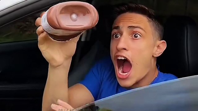 用胡萝卜测试车窗力量，没想到一下就被夹断了！#搞笑视频 #搞笑配音 #搞笑