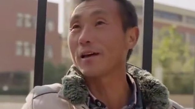 54岁农民工凌晨四点多出门打工：和水泥、搬沙子，每天工作近12小时。
“得好好活着再干10年 供女儿