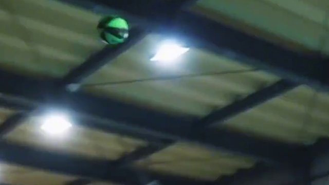 你身边有没有经常互相拆台的队友？
#街球 #自由球风 #运球节奏 #走步违例 #ballerz55