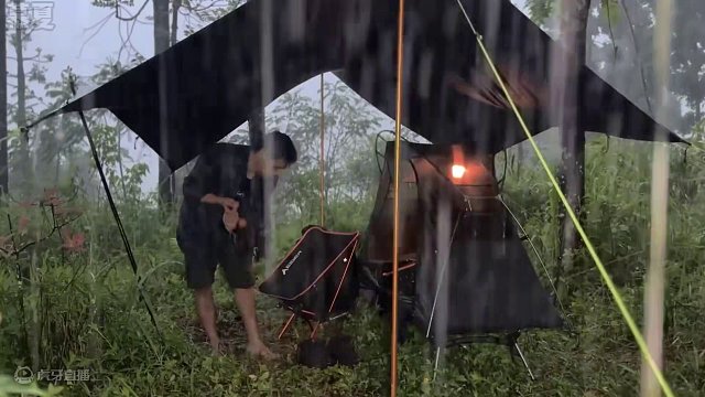 谁能拒绝在睡前看上一集超解压的沉浸式 #雨天露营  呢？